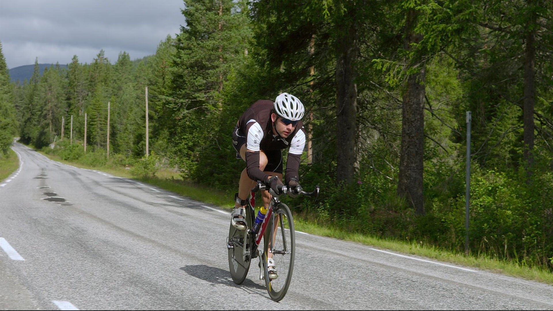奥地利队在比赛中以强势取胜，证明实力之强，奥地利队强吗