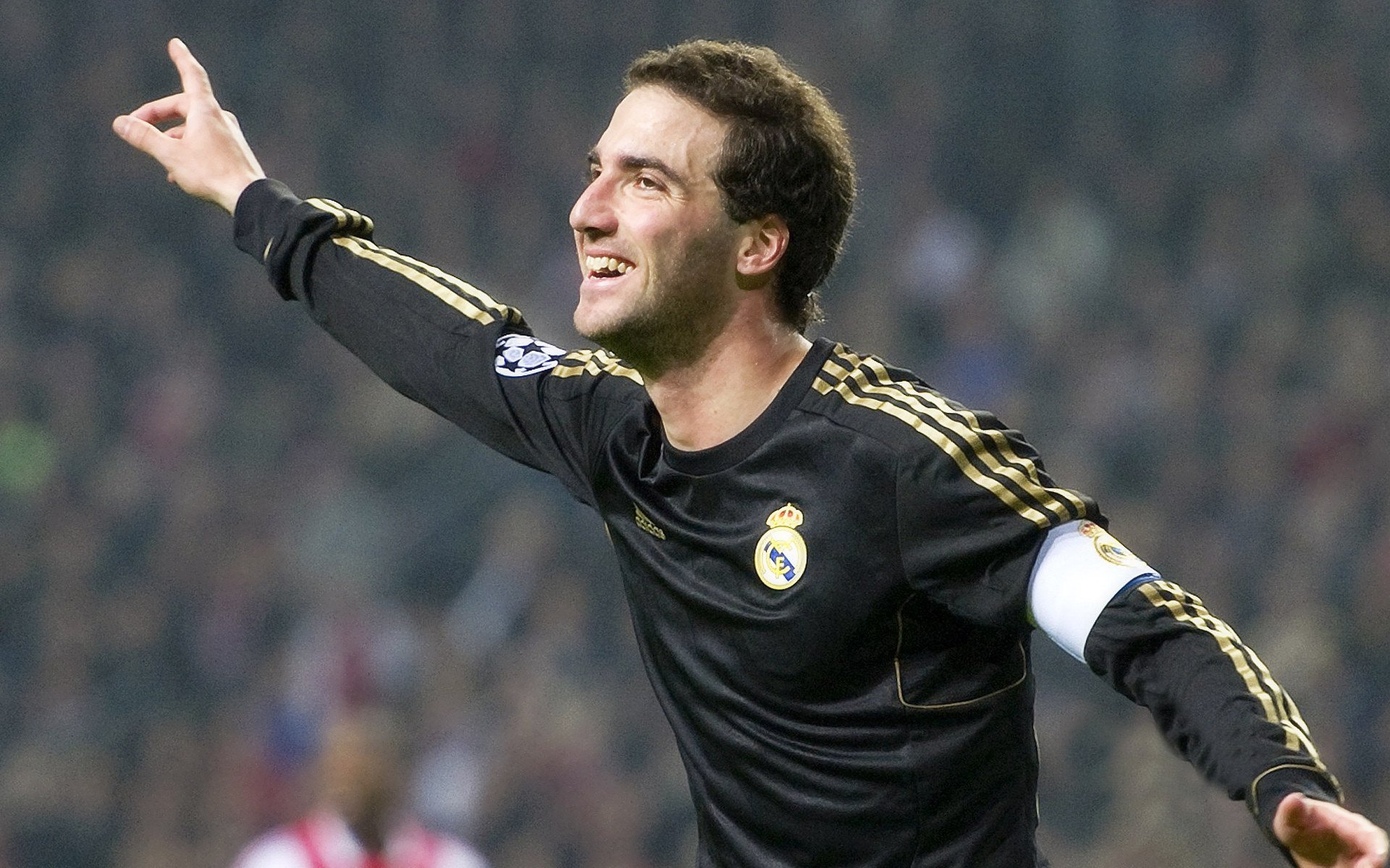 “巴黎4–0横扫皇马，姆巴佩助攻帽子戏法”